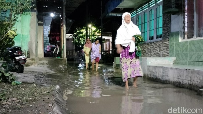Warga Ledok Wetan Bojonegoro terabas banjir untuk ke masjid mengikuti salat Tarawih berjemaah.