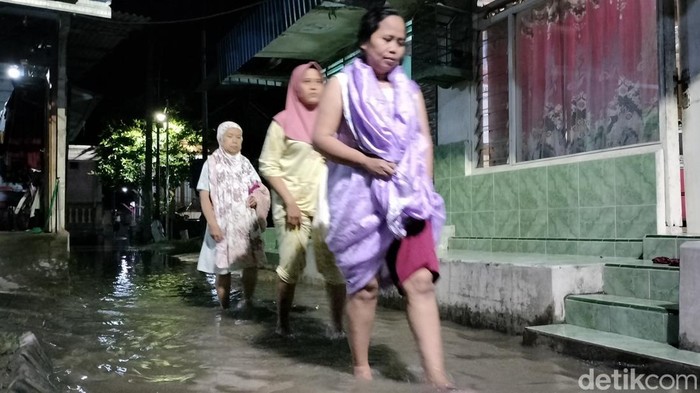 Warga Ledok Wetan Bojonegoro terabas banjir untuk ke masjid mengikuti salat Tarawih berjemaah.