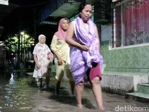 Warga Ledok Wetan Bojonegoro Terabas Banjir ke Masjid demi Salat Tarawih