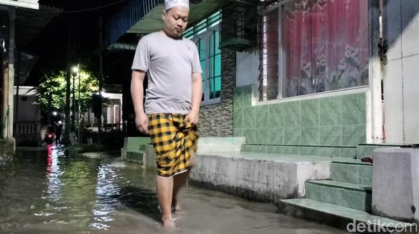 Warga Bojonegoro Terabas Banjir demi Salat Tarawih