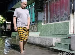 Warga Bojonegoro Terabas Banjir demi Salat Tarawih