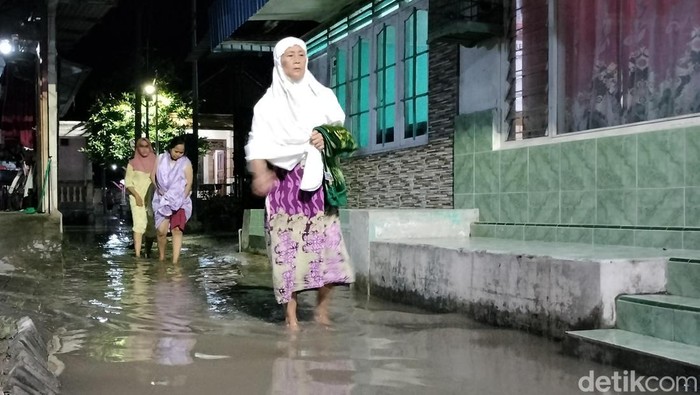 Warga Ledok Wetan Bojonegoro terabas banjir untuk ke masjid mengikuti salat Tarawih berjemaah.