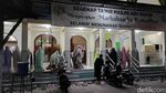 Warga Bojonegoro Terabas Banjir demi Salat Tarawih