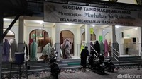 Warga lorong satu dan dua Kelurahan Ledok Wetan, Kecamatan Bojonegoro Kota, tetap menjalankan salat tarawih di masjid dan musala terdekat.