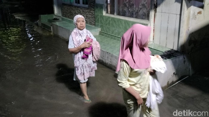 Warga Ledok Wetan Bojonegoro terabas banjir untuk ke masjid mengikuti salat Tarawih berjemaah.