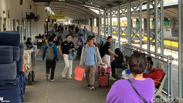 Warga membeli tiket kereta api.