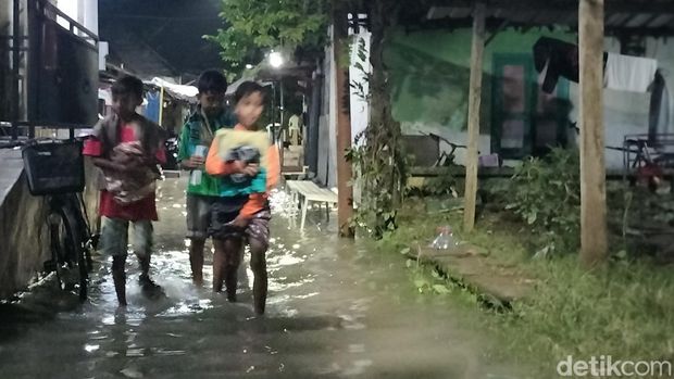 warga nekat terabas banjir agar bisa salat tarawih di Masjid Desa Kalisari