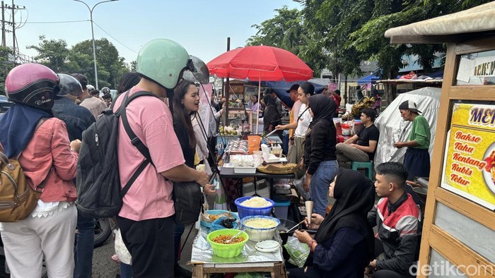 Warga Surabaya Asik Berburu Takjil di Hari Pertama Ramadan 2025