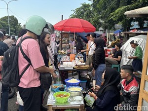 Keseruan Warga Surabaya Berburu Takjil Hari Pertama Ramadan 2025