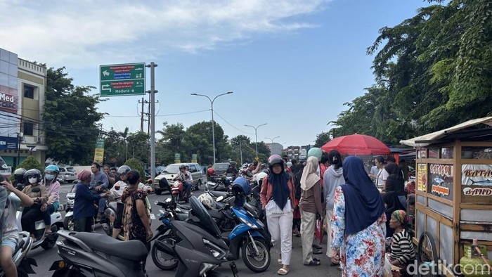 Warga Surabaya Asik Berburu Takjil di Hari Pertama Ramadan 2025
