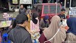 Potret Warga Surabaya Beburu Takjil di Ramadan Pertama 2025