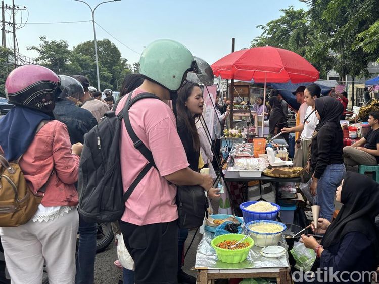 Potret Warga Surabaya Beburu Takjil di Ramadan Pertama 2025