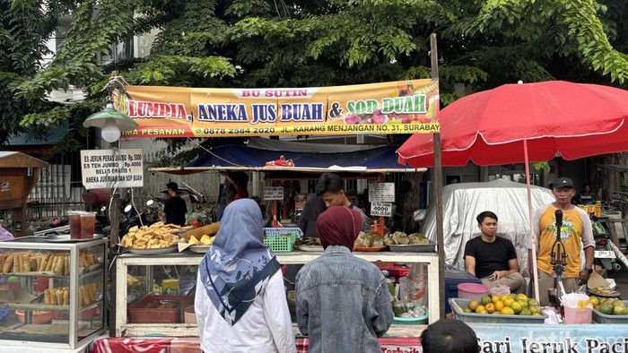 Warga Surabaya Asik Berburu Takjil di Hari Pertama Ramadan 2025