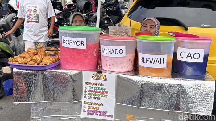 Warga Surabaya Asik Berburu Takjil di Hari Pertama Ramadan 2025
