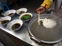 Wow! Di Rumah Duka Ini Terkenal Ada Mie Beras Enak