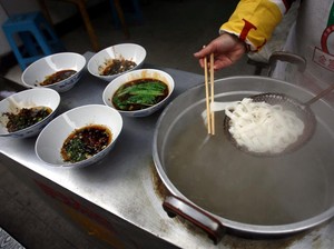 Wow! Di Rumah Duka Ini Terkenal Ada Mie Beras Enak