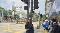 Ini momen ketika Wulan berada di luar negeri lainnya. Ia tampak berpose sambil memegang segelas kopi panas. Foto: Instagram @wulanguritno