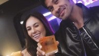 Beberapa waktu lalu, Wulan dan Chicco Jerikho pernah berpose bersama. Mereka tampak di sebuah bar dan menikmati minuman segar. Foto: Instagram @wulanguritno