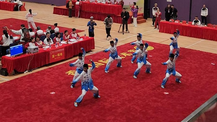 Pesantren Al-Kahfi Somalangu menjadi wakil Indonesia di Kejuaraan Wushu Internasional Hongkong ke-20. Mereka tampil dengan memakai peci.