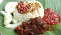 Beralih ke Malaysia, menu favorit sarapan di sana adalah nasi lemak yang dibungkus dengan daun pisang. Foto: Site Culinary/Visual