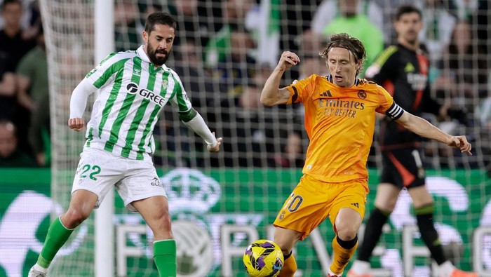 SEVILLA, SPAIN - MARCH 1: (L-R) Isco of Real Betis Sevilla, Luka Modric of Real Madrid  during the LaLiga EA Sports  match between Real Betis Sevilla v Real Madrid at the Estadio Benito Villamarin on March 1, 2025 in Sevilla Spain (Photo by Eric Verhoeven/Soccrates/Getty Images)