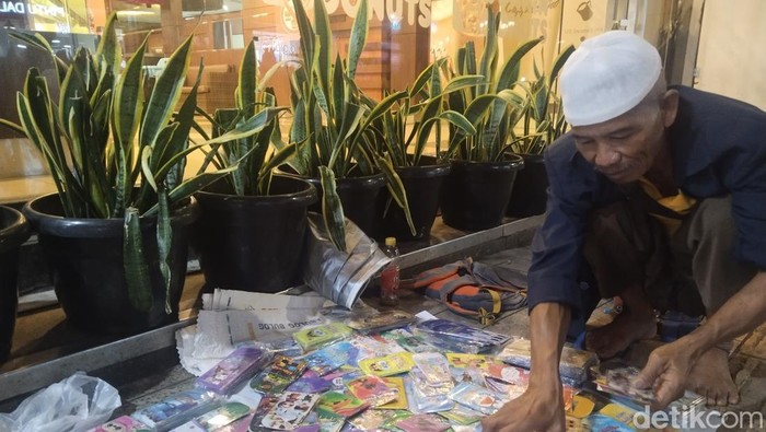 Aban, penjual angpao lebaran di Jalan Dalem Kaum, Kota Bandung.