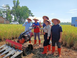 Petani Ponorogo Pakai Mesin Pemanen Otomatis Saat Sulit Cari Tenaga Kerja