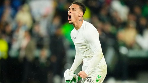 Antony right winger of Betis and Brazil celebrates the victory after winning the LaLiga match between Real Betis Balompie and Real Madrid CF at Estadio Benito Villamarin on March 2, 2025 in Seville, Spain. (Photo by Jose Breton/Pics Action/NurPhoto via Getty Images)