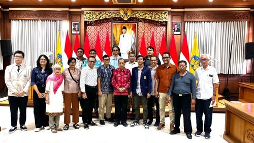 Operator bus TMD bersama pengguna bus menemui Gubernur Bali Wayan Koster di rumah jabatan Gubernur Bali Jayasabha, Denpasar, Sabtu (1/3/2025).