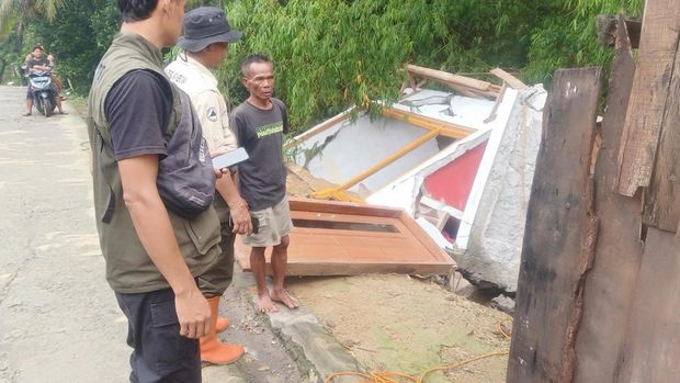 Penampakan infrastruktur yang rusak akibat banjir di Desa Kendel, Kemusu, Boyolali, Minggu (2/3/2025).