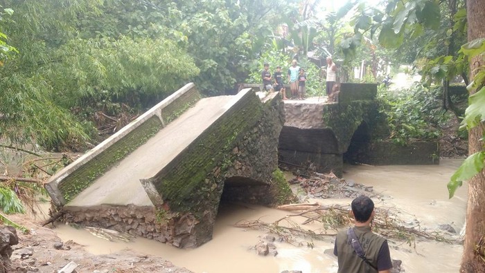 Penampakan infrastruktur yang rusak akibat banjir di Desa Kendel, Kemusu, Boyolali, Minggu (2/3/2025).