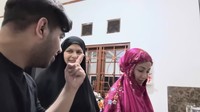 Konten kreator 30 tahun ini terkenal dengan keisengannya. Ia pun menggoda sang adik, Dilla Jaidi dan Miskah yang sedang masak di dapur. Foto: Instagram dan YouTube Fadil Jaidi