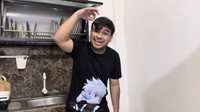 Insiden kocak terjadi saat Miskah dan Dilla sedang di dapur. Miskah heboh karena ada kecoak dan Fadil pun segera menyingkirkannya. Foto: Instagram dan YouTube Fadil Jaidi