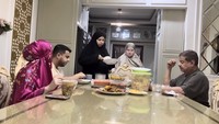 Menu sahur keluarga Fadil di meja makan ditunggu banyak penggemarnya. Terlihat mereka menyantap nasi dengan lauk ayam goreng, sayur, hingga kerupuk. Foto: Instagram dan YouTube Fadil Jaidi
