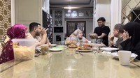 Saat sahur, momen manis keluarga ini semakin bertambah karena mama Ida berulang tahun. Fadil pun membawakan kejutan cake. Foto: Instagram dan YouTube Fadil Jaidi