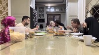 Fadil bahkan mencium sang ibu yang merayakan pertambahan umurnya. Disusul oleh anggota keluarga yang lain. Foto: Instagram dan YouTube Fadil Jaidi
