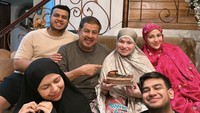 Di Instagram, Fadil tak lupa mengunggah momen manis ini. Ia berkumpul lengkap bersama keluarga di hari ulang tahun mama Ida. Foto: Instagram dan YouTube Fadil Jaidi