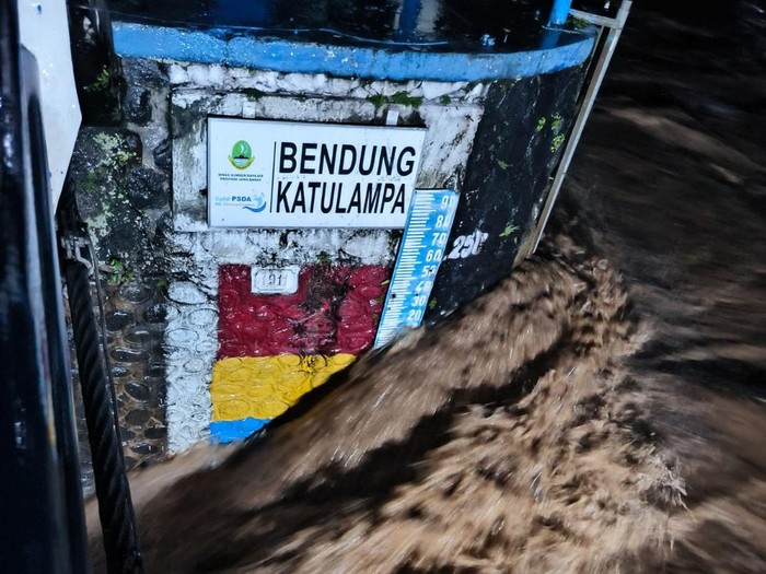 Bendung Katulampa Bogor siaga 1 malam ini (Solihin/detikcom)