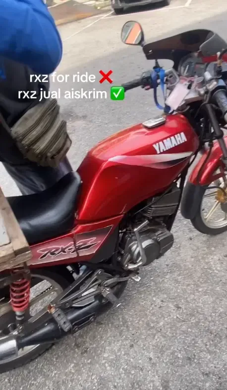 Bikin Salfok! Penjual Es Puter Ini Jualan Pakai Motor Yamaha RX-Z
