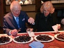 Saat Raja Charles Packing Kurma dan Nasi Biryani buat Umat Muslim di London