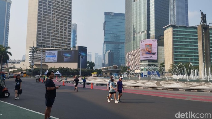 CFD Bundaran HI, Jakarta Pusat, tetap diberlakukan selama bulan suci Ramadan. Warga memilih tetap berolahraga meski sedang menjalani ibadah puasa. Foto: Fawdi/detikcom.