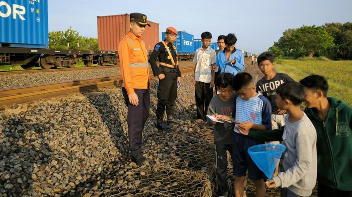 Dilarang Ngabuburit di jalur kereta
