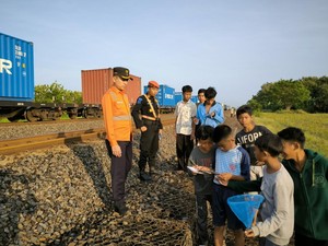 KAI Wanti-wanti Warga Tidak Ngabuburit di Jalur Kereta Api