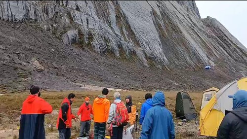 Dua pendaki wanita bernama Lilie Wijayanti Poegiono dan Elsa Laksono meninggal dunia saat mendaki Puncak Jaya, Papua, atau Piramida Carstensz. (dokumentasi: Istimewa)