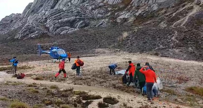 Dua pendaki wanita meninggal dunia karena hipotermia di Puncak Jaya atau Piramida Carstensz, Mimika, Papua Tengah.