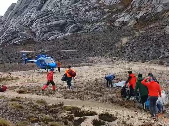 Dua pendaki wanita meninggal dunia karena hipotermia di Puncak Jaya atau Piramida Carstensz, Mimika, Papua Tengah.