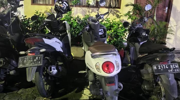 epolisian amankan enam remaja yang lempari batu dan diduga akan perang sarung di Jalan Raya Gunungpati-Ungaran, Kecamatan Gunungpati, Kota Semarang, Minggu (2/2/2025).