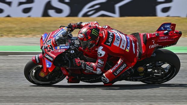 Italy's rider Francesco Bagnaia steers his motorcycle during the qualifying round of Thailand's MotoGP at the Chang International Circuit in Buriram, Thailand, Saturday, March 1, 2025. (AP Photo/Kittinun Rodsupan)