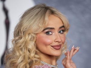 Film Satir yang Nikmati Main Dua Kaki Kayak Sabrina Carpenter