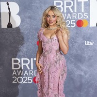 Penampilan Carpenter di BRIT Awards 2025 menambah deretan momen gemilangnya tahun ini. Sebelumnya, ia sukses debut di panggung Grammy dengan konsep pertunjukan yang terinspirasi dari Hollywood klasik, lengkap dengan komedi fisik dan tap dance. Tak hanya menuai pujian, ia juga berhasil membawa pulang dua piala Grammy pertamanya. (Foto: Scott Garfitt/Invision/AP)